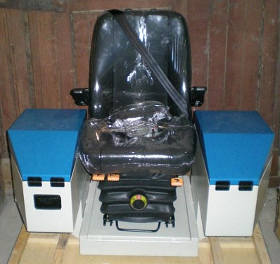 Кресло пульт крановщика с джойстиками управления краном.  3